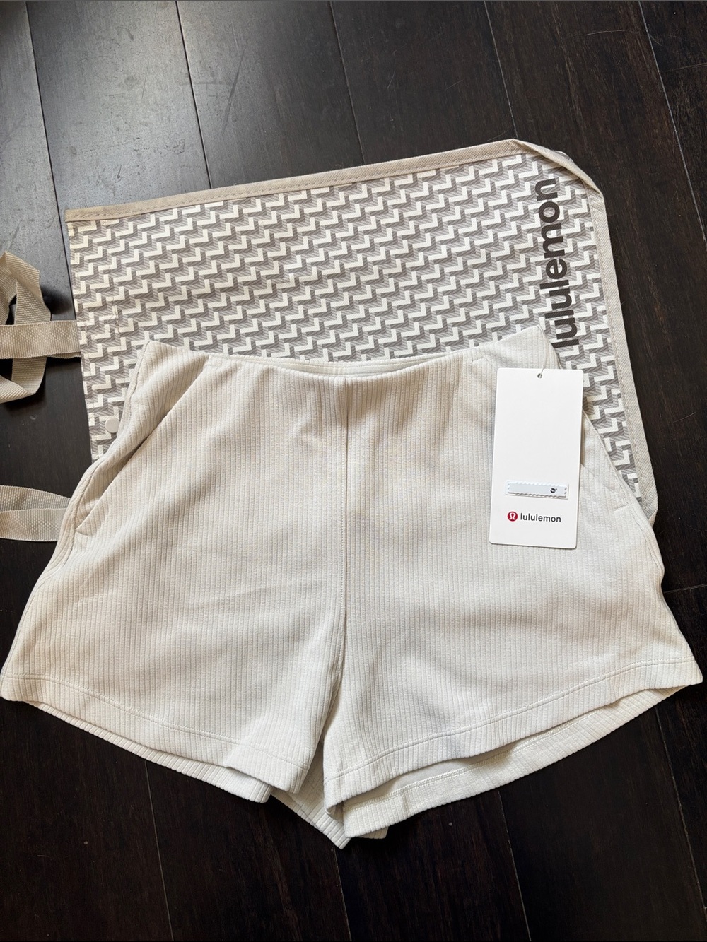 LULULEMON RIBBED SOFTSTREME HR SHORTS 2” in BONE SZ 4,10 NWT